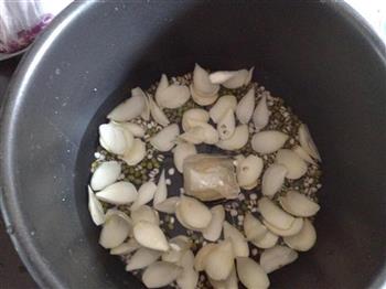 薏仁百合绿豆汤的做法步骤3