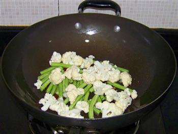 长豆角炒花菜的做法步骤4