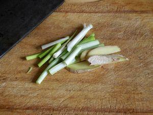杏鲍菇棒骨炖鸡块的做法步骤4