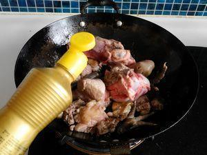 杏鲍菇棒骨炖鸡块的做法步骤8