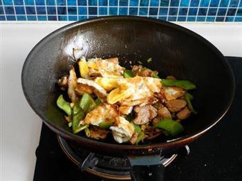 煎鸡蛋辣椒炒肉的做法步骤10