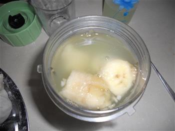 乳清香蕉奶昔的做法步骤2