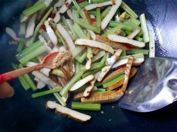 剁椒芹菜炒豆干的做法步骤10