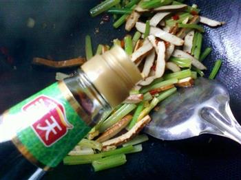 剁椒芹菜炒豆干的做法步骤11