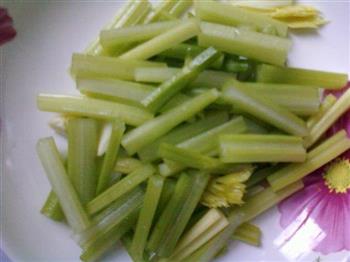 剁椒芹菜炒豆干的做法步骤3