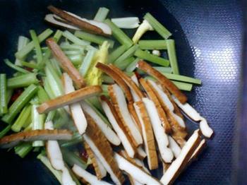 剁椒芹菜炒豆干的做法步骤8