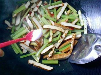 剁椒芹菜炒豆干的做法步骤9