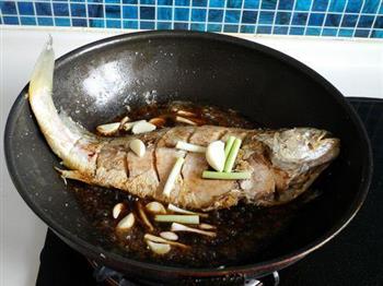 家常烧大黄鱼的做法步骤7