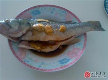 剁椒蒸鲈鱼的做法步骤2