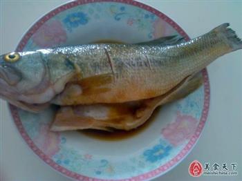 剁椒蒸鲈鱼的做法步骤5