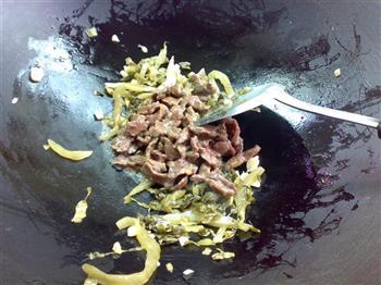 酸菜炒牛肉的做法步骤6