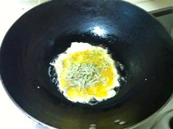 银针鱼炒蛋的做法步骤3