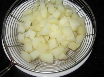 皮蛋土豆丁的做法步骤3