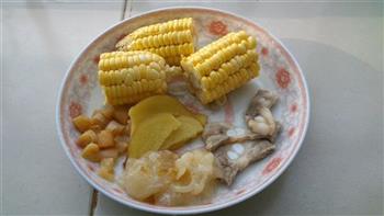 花胶玉米排骨汤的做法步骤1