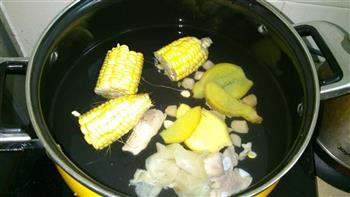 花胶玉米排骨汤的做法步骤2