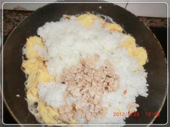 肉丁咖喱炒饭的做法步骤5