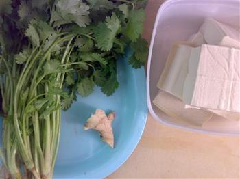 香菜鱼头豆腐汤的做法步骤2