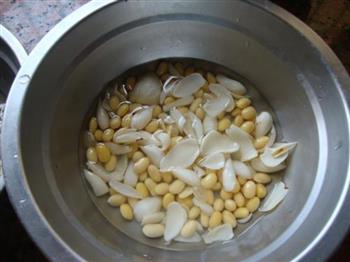 杏仁薏米百合豆浆的做法步骤1