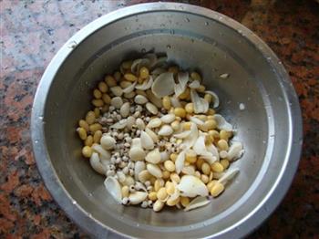杏仁薏米百合豆浆的做法步骤3