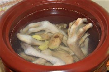 苦藠炖鹅掌汤的做法步骤3