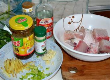 黄豆酱蒸鱼腩的做法步骤1
