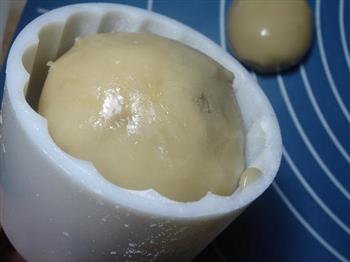 广式白莲蓉蛋黄月饼的做法步骤12