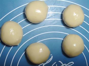 广式白莲蓉蛋黄月饼的做法步骤5
