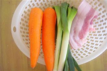 蒜苗胡萝卜炒肉的做法步骤1