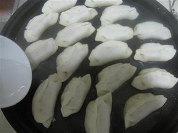 猪肉酸菜馅水煎饺的做法步骤10