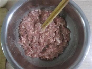 猪肉酸菜馅水煎饺的做法步骤2