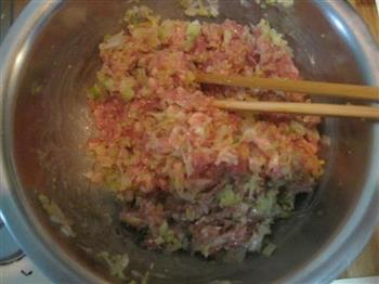 猪肉酸菜馅水煎饺的做法步骤4