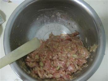 猪肉酸菜馅水煎饺的做法步骤5