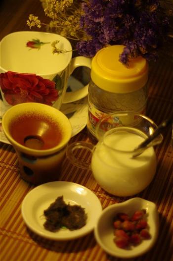 蜂蜜玫瑰奶茶的做法步骤1
