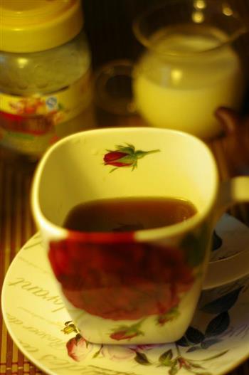 蜂蜜玫瑰奶茶的做法图解4