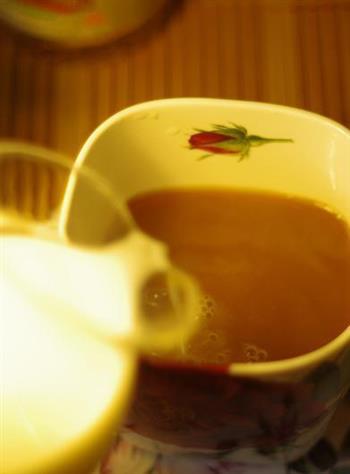 蜂蜜玫瑰奶茶的做法图解5