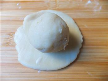 酥皮莲蓉蛋黄月饼的做法步骤15