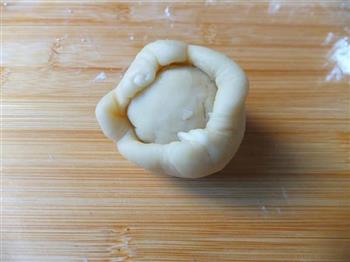 酥皮莲蓉蛋黄月饼的做法步骤16