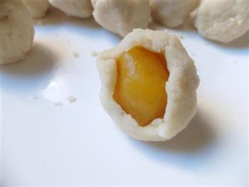 酥皮莲蓉蛋黄月饼的做法步骤9