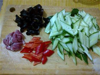 黄瓜木耳炒肉片的做法步骤1