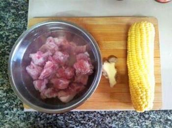 玉米排骨汤的做法图解1