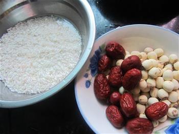红枣莲子糯米饭的做法步骤1