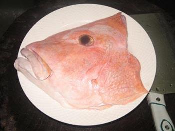 红鲷鱼头汤的做法图解1