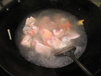红鲷鱼头汤的做法步骤5