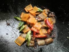 回锅肉炒拉面的做法步骤8