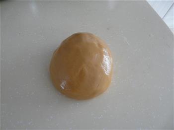 莲蓉蛋黄月饼的做法步骤3