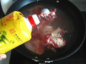 石锅酸菜大骨汤的做法步骤1