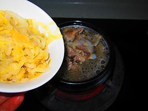 石锅酸菜大骨汤的做法步骤4