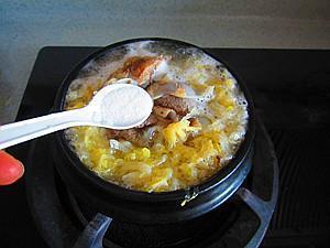 石锅酸菜大骨汤的做法步骤5