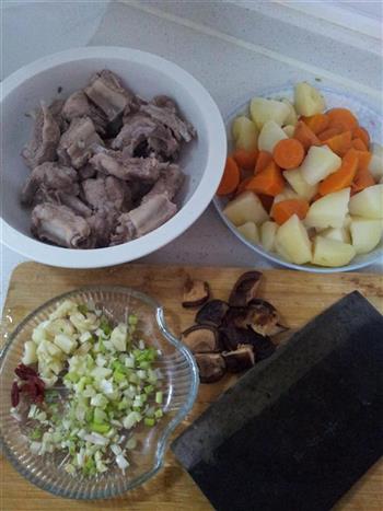 胡萝卜土豆炖排骨的做法步骤1