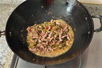 水腌菜炒肉的做法步骤4